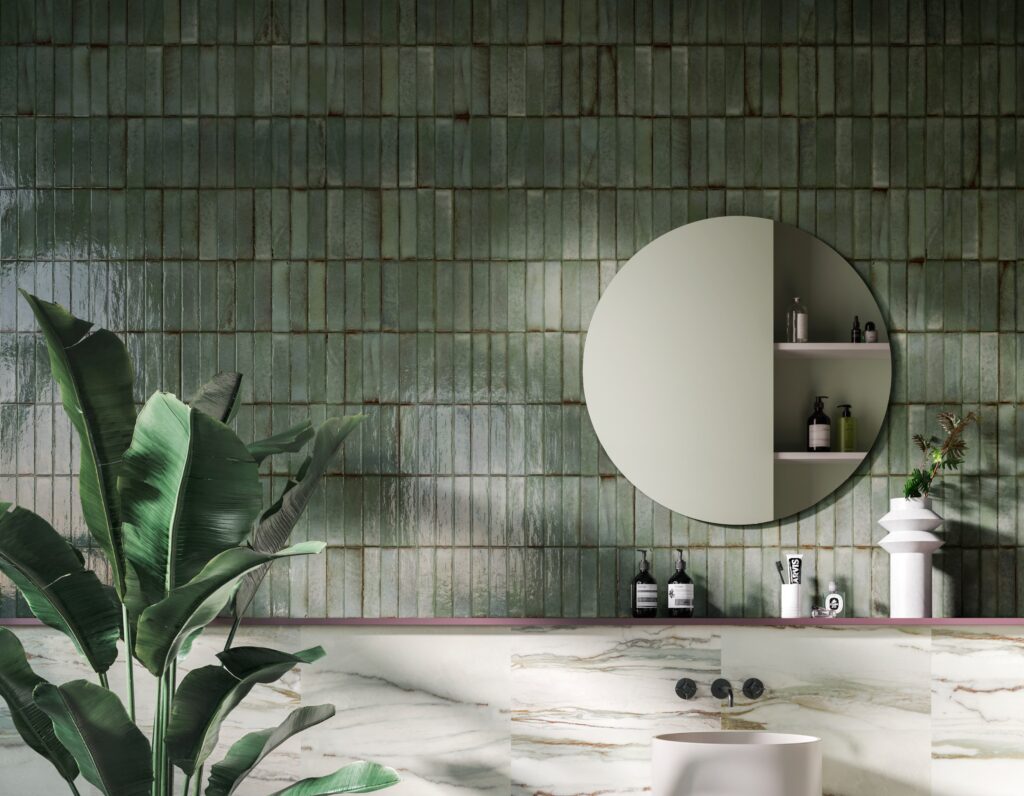 We zien een badkamer met de atlas sage badkamertegels op de wand